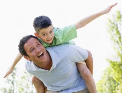 Психолози: бащите общуват малко със синовете си 