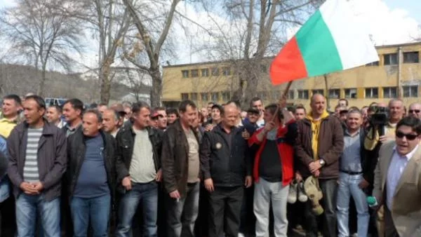 Металурзите блокират най-голямото кръстовище в Кърджали в час-пик 