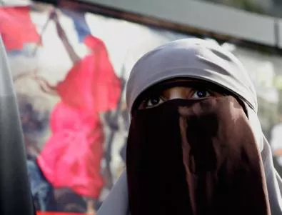 Във Франция за година 300 мюсюлманки са глобени за носене на бурка