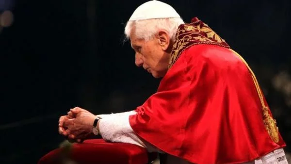 Папа Бенедикт XVI става на 85 години