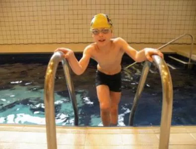 Деветгодишен плува 5 км за Стенли и болните от левкимия