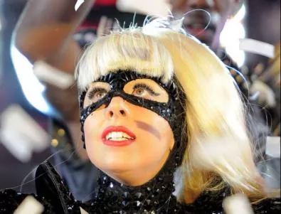 Лейди Гага преживява радялата с дрехи в черно