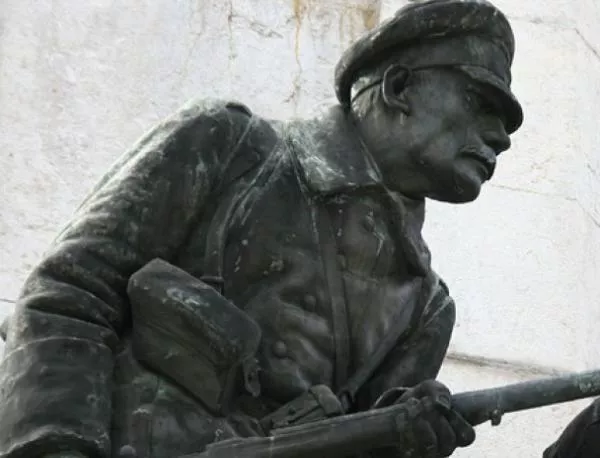 Министерските бонуси отиват за ремонт на войнишки паметници