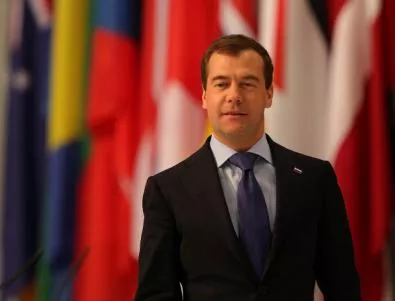 Медведев нареди на централната банка да защитава рублата
