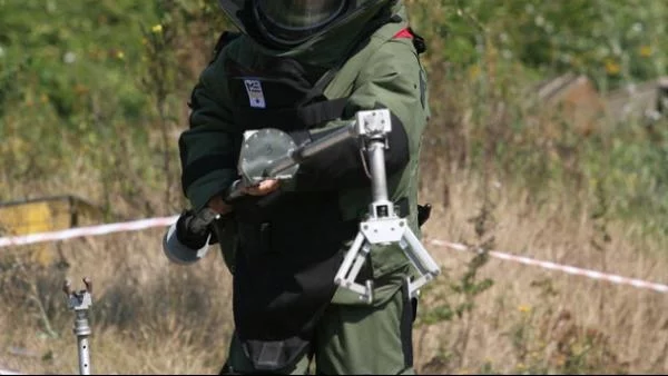 Гърмят складове с боеприпаси. Седем ранени, евакуират село