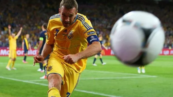 Грабни топката на звездите с Euro2012.actulano.com