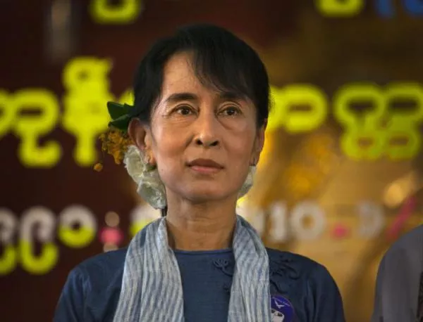 Аун Сан Су Чи получи Нобеловата си награда за мир 20 години по-късно