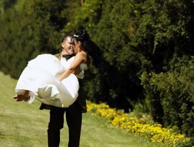 Младоженец изневери на булката си по време на сватбата им