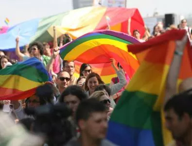 Посланици в подкрепа на гей парада