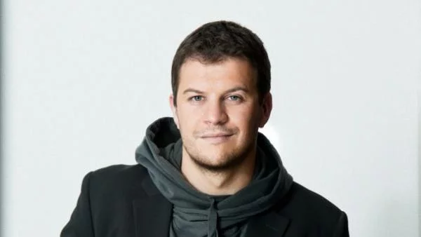 Царят на европейския бестселър представя "Защото те обичам"
