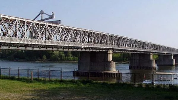 Гърците започнаха да крадат мостове