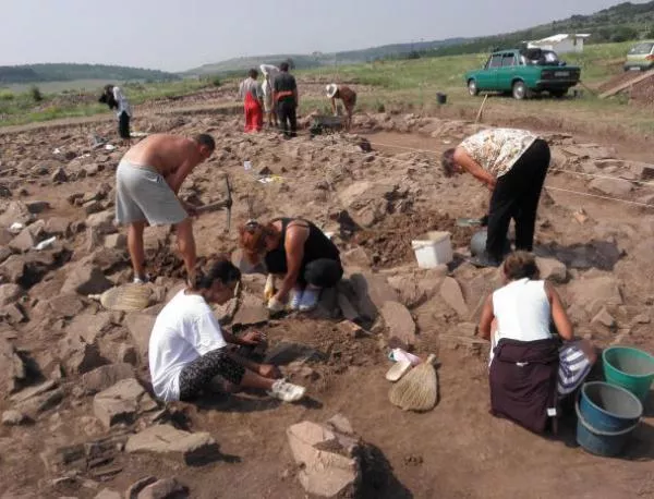 Археолозите напуснаха АМ "Струма"