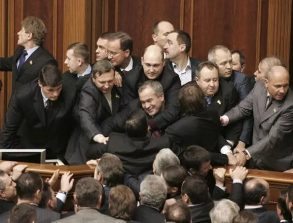 Отново бой в украинския парламент 