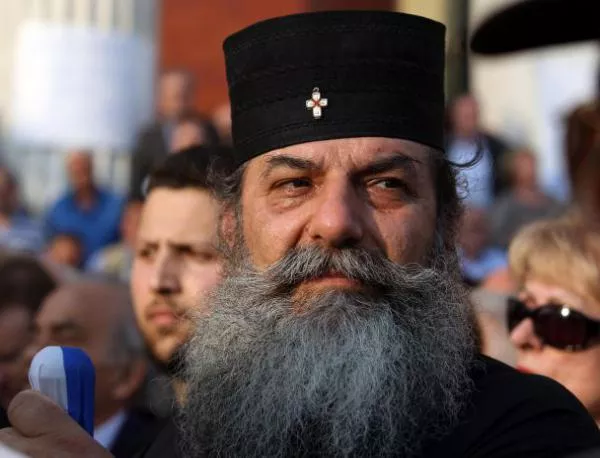 Арестуваха гръцки свещеници заради машинации със заплати