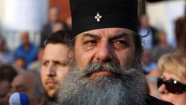 Арестуваха гръцки свещеници заради машинации със заплати