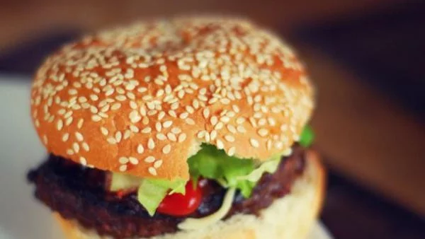 Бивш анорексик стана шапмион по ядене на хамбургери