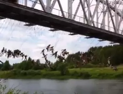 135 души скочиха с бънджи едновременно (видео)