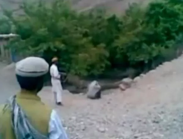 Талибани разстреляха жена, не можели да я поделят (Видео)