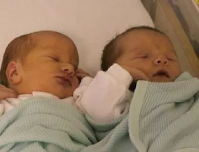Британка роди близнаци в две различни страни