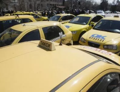 След проверки: Такситата масово возят без включен апарат