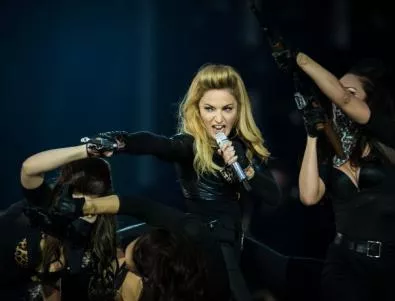 Мадона скандализира с оръжие на сцената 