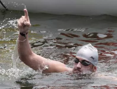Петър Стойчев плува сред патици и тръстики