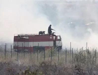 Десет екипа се борят с пожара между Тополовград и Гълъбово