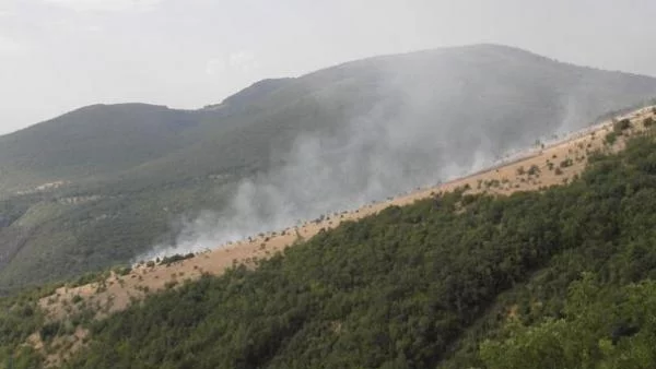 И военните гасят пожара в Хасковско