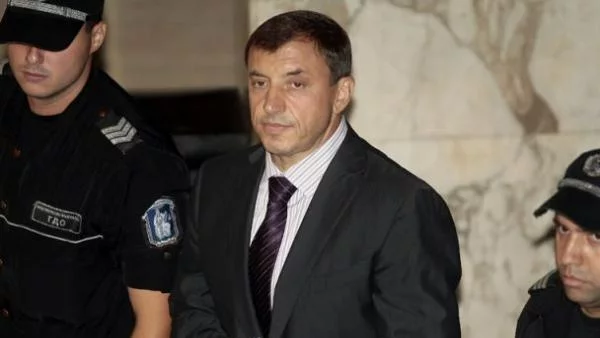 Алексей Петров остава в ареста
