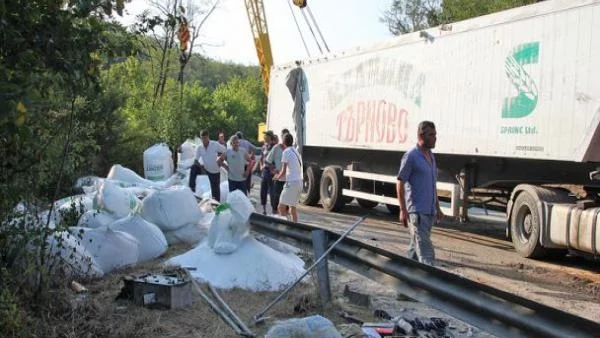 ТИР с 20 тона химически торове се обърна край Велико Търново  