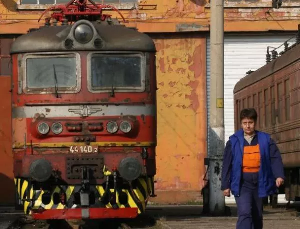 Двама железничари откраднали 145 метра жп релси 