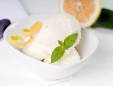 Домашен лимонов сладолед с листа от мента