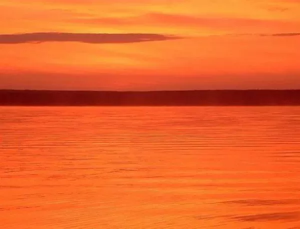 Кървавочервено езеро смайва туристите във Франция 