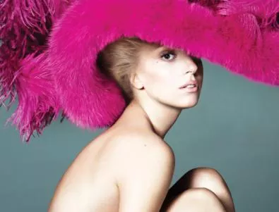 Лейди Гага само по шапка за 