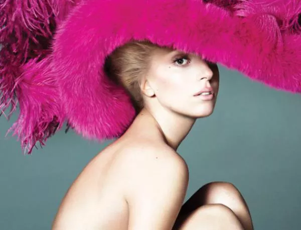 Лейди Гага само по шапка за "Вог" 