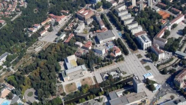 Перничани атакуват парламента със сопи?