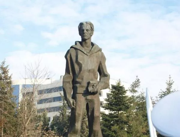 Паметник и на Вапцаров в Скопие
