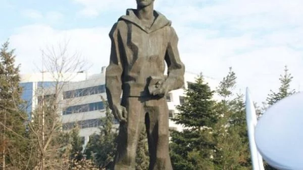 Паметник и на Вапцаров в Скопие