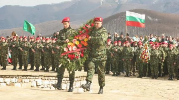 Издигнаха националния флаг и запалиха Вечния огън на връх Шипка 