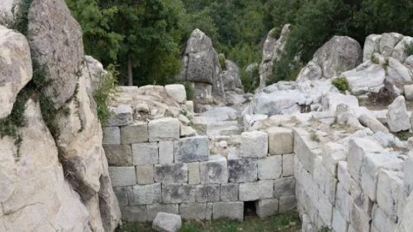Две нови гробници отварят на Перперикон