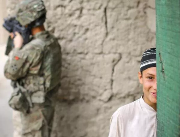 Ракета удари самолета на началник щаба на американските сили в Афганистан