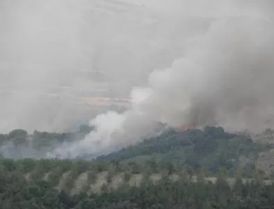 Фронтът на пожара край Дупница е 3 км