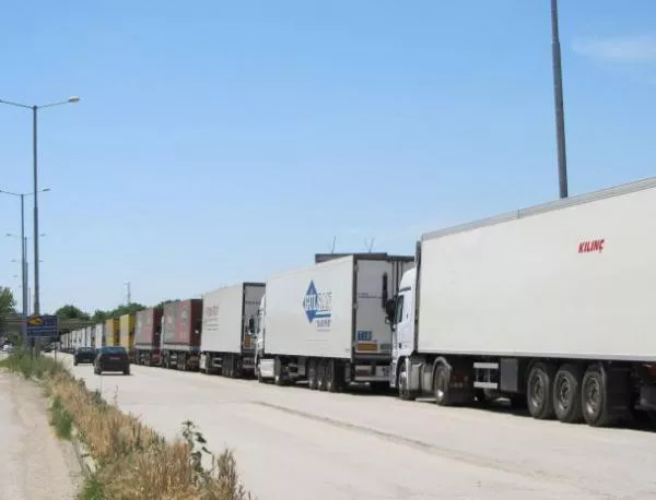 Спират ТИР-овете през границата с Румъния заради горещините