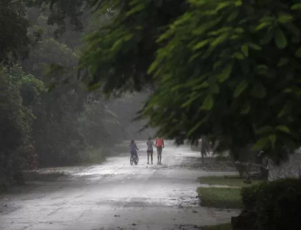 Бурята "Исаак" заплашва да прерасне в ураган