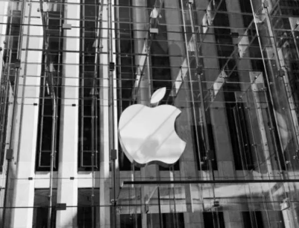 "Епъл" поиска забрана за продажбата на осем смартфона на "Самсунг" 