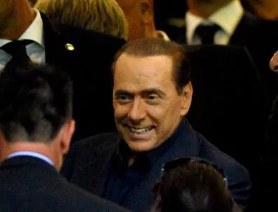 Берлускони си изкълчи рамото и китката 