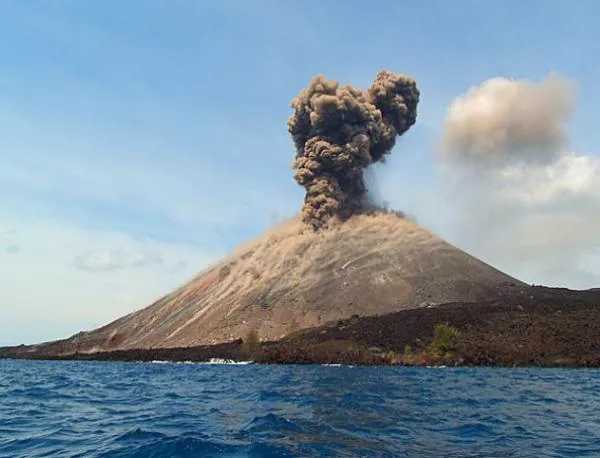 Пробуди се страховитият вулкан Кракатау (видео)