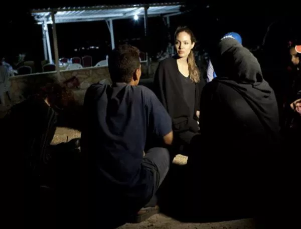 Джоли посети сирийски бежанци в Йордания