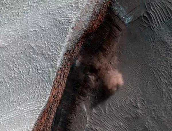 Доказателства за валежи от сух сняг на Марс
