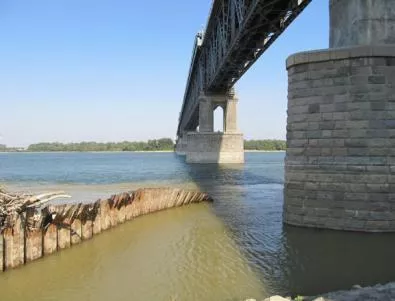 Роми пробваха да нарежат Дунав мост за скрап